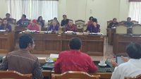 RAPAT kerja DPRD Bali dan eksekutif membahas Raperda Haluan Pembangunan Bali Masa Depan, 100 Tahun Bali Era Baru, Senin (26/6/2023). Foto: hen RAPAT kerja DPRD Bali dan eksekutif membahas Raperda Haluan Pembangunan Bali Masa Depan, 100 Tahun Bali Era Baru, Senin (26/6/2023). Foto: hen