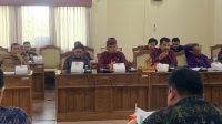 RAPAT Komis I DPRD Bali dengan para penyelenggara pemilu dan stakeholder terkait membahas pencalegan bendesa adat, di DPRD Bali pada 2 Mei 2023. Foto: hen RAPAT Komis I DPRD Bali dengan para penyelenggara pemilu dan stakeholder terkait membahas pencalegan bendesa adat, di DPRD Bali pada 2 Mei 2023. Foto: hen