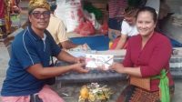 SRINAWATI SERAHKAN BANTUAN
