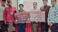 KPU Gianyar menyerahkan santunan kematian kepada ahli waris petugas Pantarlih Desa Tulikup dan Tegal Tugu. Foto: adi KPU Gianyar menyerahkan santunan kematian kepada ahli waris petugas Pantarlih Desa Tulikup dan Tegal Tugu. Foto: adi