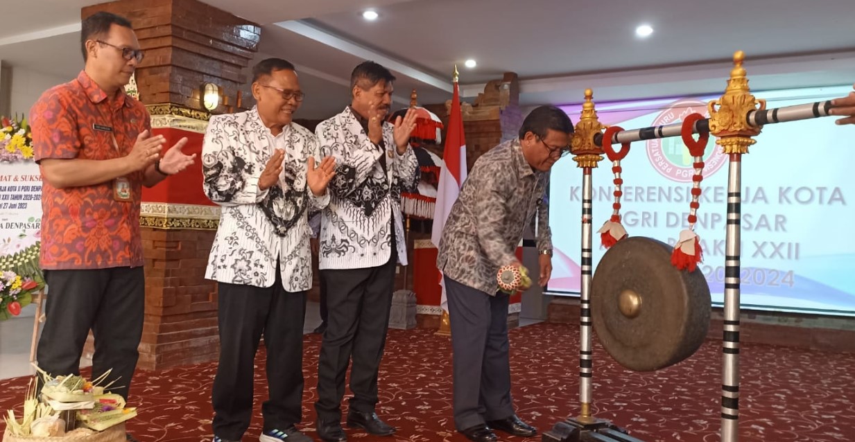 EKDA Kota Denpasar, IB Alit Wiradana, mewakili Wali Kota Denpasar, didampingi Ketut Suarya, dan Nengah Madiadnyana, saat membuka Konkerkot II PGRI Kota Denpasar masa bakti XXII tahun 2020-2024 pada Selasa (27/6/2023) di SMK PGRI 3 Denpasar