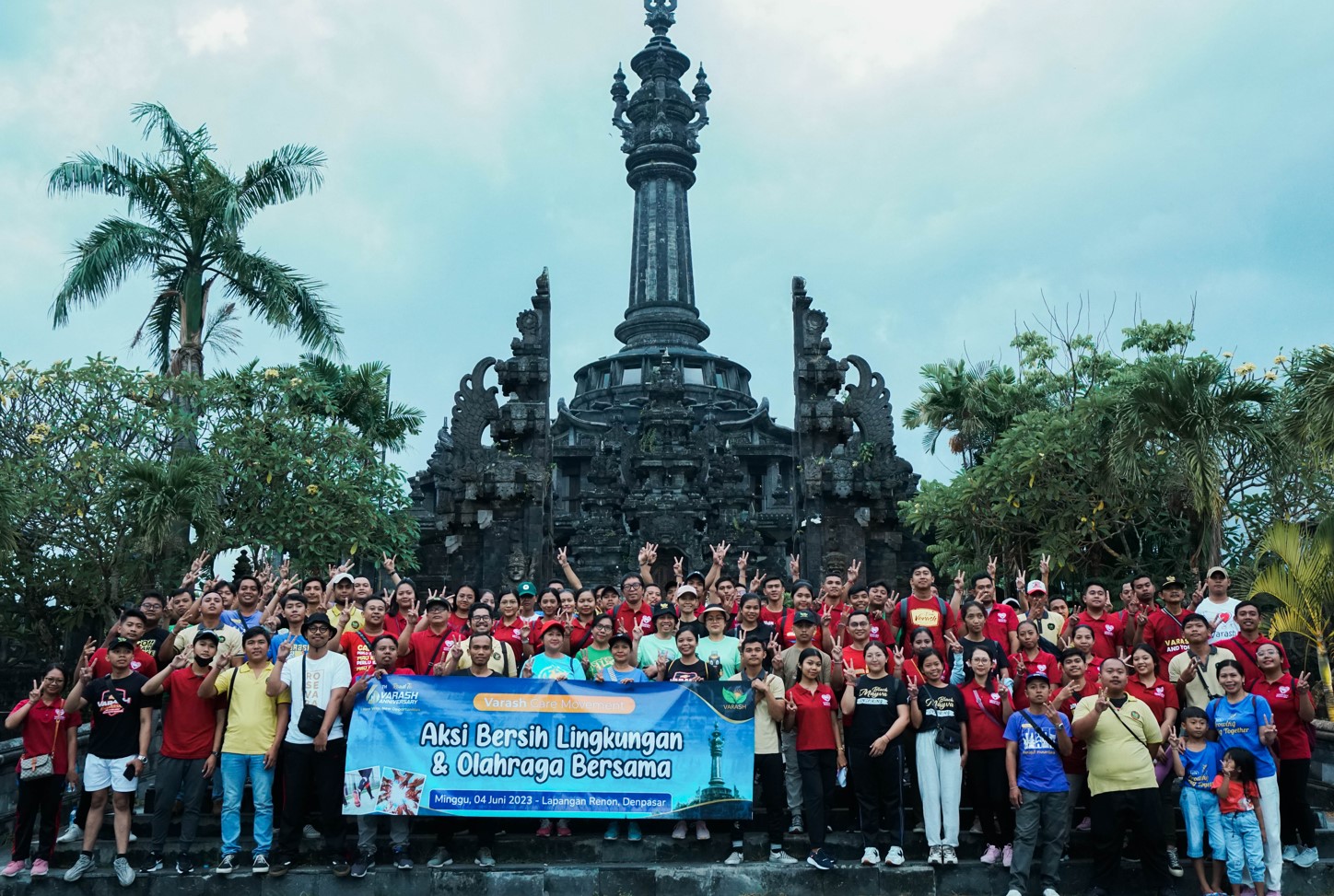 KELUARGA besar Varash mengadakan aksi bersih lingkungan dan olahraga bersama di area Lapangan Renon, Denpasar pada Minggu 4 Juni 2023. Foto: ist
