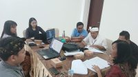 TIMSEL Bawaslu Kabupaten Zona 1 Provinsi Bali saat rapat verifikasi administrasi pelamar calon anggota Bawaslu kabupaten. Foto: hen TIMSEL Bawaslu Kabupaten Zona 1 Provinsi Bali saat rapat verifikasi administrasi pelamar calon anggota Bawaslu kabupaten. Foto: hen