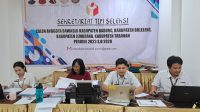 JAJARAN Sekretariat Timsel Calon Anggota Bawaslu Kabupaten Zona 1 Provinsi Bali sedang memeriksa berkas pendaftaran dari pelamar. Foto: ist JAJARAN Sekretariat Timsel Calon Anggota Bawaslu Kabupaten Zona 1 Provinsi Bali sedang memeriksa berkas pendaftaran dari pelamar. Foto: ist