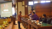 TJOKORDA Gede Agung (kiri) menyerahkan Raperda Penanggulangan Bencana kepada Ketua DPRD Bali, Nyoman Adi Wiryatama. Foto: ist TJOKORDA Gede Agung (kiri) menyerahkan Raperda Penanggulangan Bencana kepada Ketua DPRD Bali, Nyoman Adi Wiryatama. Foto: ist
