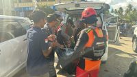 TIM Basarnas, Jumat (9/6/2023) mengevakuasi ST (27), perempuan WNA India, korban terseret ombak di perairan Pantai Klingking bersama dengan suaminya, VM, pada Kamis (8/6/2023). Foto: ist TIM Basarnas, Jumat (9/6/2023) mengevakuasi ST (27), perempuan WNA India, korban terseret ombak di perairan Pantai Klingking bersama dengan suaminya, VM, pada Kamis (8/6/2023). Foto: ist