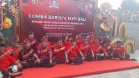 KETUA DPD PDIP Bali, Wayan Koster, menetapkan target 95 persen untuk perolehan suara Ganjar Pranowo di Bali pada Pilpres 2024. Target itu kembali lantang disuarakan Konser saat membuka lomba barista kopi bali di Alun-alun Bangli, Sabtu (10/6/2023). Foto: ist KETUA DPD PDIP Bali, Wayan Koster, menetapkan target 95 persen untuk perolehan suara Ganjar Pranowo di Bali pada Pilpres 2024. Target itu kembali lantang disuarakan Konser saat membuka lomba barista kopi bali di Alun-alun Bangli, Sabtu (10/6/2023). Foto: ist