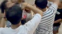 TANGKAPAN layar viral video kegiatan grup pelajar bernama Bajing Kids. Mereka pesta minuman beralkohol (atau minuman keras—miras) hingga adu kuat dengan saling menendang di dada. Foto: ist TANGKAPAN layar viral video kegiatan grup pelajar bernama Bajing Kids. Mereka pesta minuman beralkohol (atau minuman keras—miras) hingga adu kuat dengan saling menendang di dada. Foto: ist