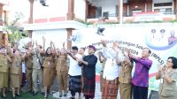 WALI Kota Denpasar, IGN Jaya Negara, membuka MPLS SMP Kota Denpasar di halaman SMPN 14 Denpasar ditandai dengan pelepasan burung, Senin (10/7/2023). Foto: tra WALI Kota Denpasar, IGN Jaya Negara, membuka MPLS SMP Kota Denpasar di halaman SMPN 14 Denpasar ditandai dengan pelepasan burung, Senin (10/7/2023). Foto: tra