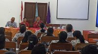 KADISDIKPORA Kota Denpasar, AA Gede Wiratama, saat menghadiri rapat rutin bulanan Kelompok Kerja Kepala Sekolah (K3S) Kecamatan Denpasar Selatan, Selasa (25/7/2023). Foto: tra