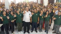 KADISDIKPORA Kota Denpasar, AA Gede Wiratama, foto bersama siswa baru peserta MPLS di SMP PGRI 5 Denpasar, Rabu (12/7/2023). Foto: tra KADISDIKPORA Kota Denpasar, AA Gede Wiratama, foto bersama siswa baru peserta MPLS di SMP PGRI 5 Denpasar, Rabu (12/7/2023). Foto: tra