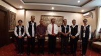 WAKIL Gubernur Bali, Tjokorda Oka Artha Ardana Sukawati (Cok Ace), foto bersama dengan Kasubbag Umum BPMP Provinsi Bali, Roni Karsidi, beserta Konsultan, Widyaprada, dan staf usai audiensi, Senin (10/7/2023). Foto: ist WAKIL Gubernur Bali, Tjokorda Oka Artha Ardana Sukawati (Cok Ace), foto bersama dengan Kasubbag Umum BPMP Provinsi Bali, Roni Karsidi, beserta Konsultan, Widyaprada, dan staf usai audiensi, Senin (10/7/2023). Foto: ist