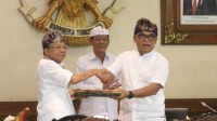 ADI WIRYATAMA (kanan) menyerahkan PU Fraksi kepada Gubernur Koster. Foto: ist ADI WIRYATAMA (kanan) menyerahkan PU Fraksi kepada Gubernur Koster. Foto: ist