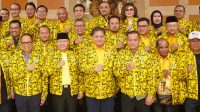 AIRLANGGA Hartarto (tengah) bersama para ketua DPD provinsi seluruh Indonesia usai pertemuan di Hotel Mulia, Bali, Minggu (30/7/2023). Foto: ist AIRLANGGA Hartarto (tengah) bersama para ketua DPD provinsi seluruh Indonesia usai pertemuan di Hotel Mulia, Bali, Minggu (30/7/2023). Foto: ist