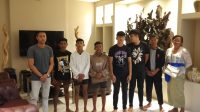 SEJUMLAH siswa anggota Bajing Kids yang menyampaikan aspirasi ke rumah anggota Komisi I DPRD Bali, Dewa Nyoman Rai, Sabtu (22/7/2023) malam. Foto: ist SEJUMLAH siswa anggota Bajing Kids yang menyampaikan aspirasi ke rumah anggota Komisi I DPRD Bali, Dewa Nyoman Rai, Sabtu (22/7/2023) malam. Foto: ist