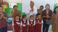 BUNDA PAUD Kota Denpasar, Antari Jaya Negara (kiri) mengajak siswa kelas I bernyanyi di sela-sela monev program Gerakan Transisi PAUD ke SD yang Menyenangkan di SD Saraswati 5 Denpasar, Senin (10/7/2023). Foto: tra BUNDA PAUD Kota Denpasar, Antari Jaya Negara (kiri) mengajak siswa kelas I bernyanyi di sela-sela monev program Gerakan Transisi PAUD ke SD yang Menyenangkan di SD Saraswati 5 Denpasar, Senin (10/7/2023). Foto: tra