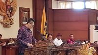 DEWA Made Mahayadnya (kiri) membacakan Pandangan Umum Gabungan Fraksi DPRD Bali pada rapat paripurna, Selasa (18/7/2023). Foto: ist DEWA Made Mahayadnya (kiri) membacakan Pandangan Umum Gabungan Fraksi DPRD Bali pada rapat paripurna, Selasa (18/7/2023). Foto: ist