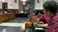 DISKUSI antara Sekretaris DPRD DIY (baju putih hadapan depan) dengan rombongan media yang mengikuti studi tiru Sekretariat DPRD Bali yang kunjungan ke Sekretariat DPRD DIY, Kamis (13/7/2023). Foto: ist DISKUSI antara Sekretaris DPRD DIY (baju putih hadapan depan) dengan rombongan media yang mengikuti studi tiru Sekretariat DPRD Bali yang kunjungan ke Sekretariat DPRD DIY, Kamis (13/7/2023). Foto: ist