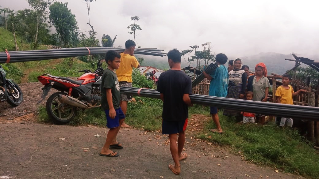 WARGA Gendang Cako, Desa Lungar, Kecamatan Satar Mese, Kabupaten Manggarai, Provinsi NTT, bergotong royong menyambungkan pipa bantuan PLN UIP Nusra menuju ke mata air Wae Mese Lingko Lelak sepanjang 350 meter. Foto: ist