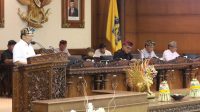 GUBERNUR Koster menyampaikan jawaban atas pandangan umum fraksi DPRD Bali pada rapat paripurna, Kamis (20/7/2023). Foto: ist GUBERNUR Koster menyampaikan jawaban atas pandangan umum fraksi DPRD Bali pada rapat paripurna, Kamis (20/7/2023). Foto: ist