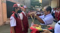 PEMBUKAAN MPLS di SMP Sapta Andika Denpasar ditandai dengan pengalungan tanda pengenal siswa baru. Foto: ist PEMBUKAAN MPLS di SMP Sapta Andika Denpasar ditandai dengan pengalungan tanda pengenal siswa baru. Foto: ist