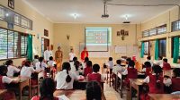 KEPALA SMP PGRI 2 Denpasar, Ayu Sri Wahyuni; mendampingi Lurah Sumerta, I Wayan Eka Apriana, saat memantau pelaksanaan MPLS di SMP PGRI 2 Denpasar. Foto: ist KEPALA SMP PGRI 2 Denpasar, Ayu Sri Wahyuni; mendampingi Lurah Sumerta, I Wayan Eka Apriana, saat memantau pelaksanaan MPLS di SMP PGRI 2 Denpasar. Foto: ist
