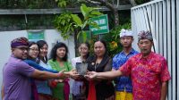KEPALA SMP PGRI 3 Denpasar, Ni Made Chandra Widayanti, menutup rangkaian MPLS di SMP PGRI 3 Denpasar, Kamis (13/7/2023) ditandai dengan melaksanakan kegiatan menanam pohon di sekitar lingkungan sekolah. Foto: ist KEPALA SMP PGRI 3 Denpasar, Ni Made Chandra Widayanti, menutup rangkaian MPLS di SMP PGRI 3 Denpasar, Kamis (13/7/2023) ditandai dengan melaksanakan kegiatan menanam pohon di sekitar lingkungan sekolah. Foto: ist