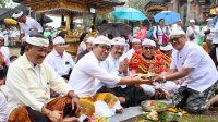 WALI Kota Denpasar, IGN Jaya Negara; bersama Wakil Walikota Denpasar, Kadek Agus Arya Wibawa, saat menyerahkan punia kepada pengempon Pura Mandhara Giri Semeru Agung, Kamis (13/7/2023). Foto: ist WALI Kota Denpasar, IGN Jaya Negara; bersama Wakil Walikota Denpasar, Kadek Agus Arya Wibawa, saat menyerahkan punia kepada pengempon Pura Mandhara Giri Semeru Agung, Kamis (13/7/2023). Foto: ist