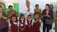 KADISDIKPORA Kota Denpasar, AA Gede Wiratama, saat mendampingi Bunda PAUD Kota Denpasar, Sagung Antari Jaya Negara, memantau hari pertama sekolah di SD Saraswati 5 Denpasar. Foto: tra KADISDIKPORA Kota Denpasar, AA Gede Wiratama, saat mendampingi Bunda PAUD Kota Denpasar, Sagung Antari Jaya Negara, memantau hari pertama sekolah di SD Saraswati 5 Denpasar. Foto: tra