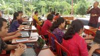 PELATIHAN aplikasi perpustakaan digital yang disampaikan narasumber I Gede Eka Nuryada usai rapat rutin MKKS Kota Denpasar di SMPN 14 Denpasar, Jumat (14/7/2023). Foto: tra PELATIHAN aplikasi perpustakaan digital yang disampaikan narasumber I Gede Eka Nuryada usai rapat rutin MKKS Kota Denpasar di SMPN 14 Denpasar, Jumat (14/7/2023). Foto: tra
