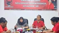 KETUA DPC PDIP Kota Mataram, Made Slamet, didampingi Sekretaris Nyayu Ernawati saat memimpin rapat persiapan peringatan “Kudatuli” di DPC PDIP Mataram, Selasa (25/7/2023). Foto: ist