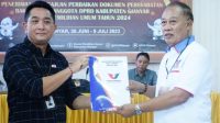 KETUA Perindo Gianyar, Ngakan Putra, menyerahkan dokumen perbaikan dokumen bacaleg. Foto: ist KETUA Perindo Gianyar, Ngakan Putra, menyerahkan dokumen perbaikan dokumen bacaleg. Foto: ist