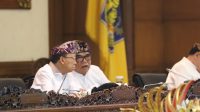 KOSTER (kiri) diskusi serius dengan Ketua DPRD Adi Wiryatama di sela-sela pembaca PU Fraksi. Foto: ist KOSTER (kiri) diskusi serius dengan Ketua DPRD Adi Wiryatama di sela-sela pembaca PU Fraksi. Foto: ist