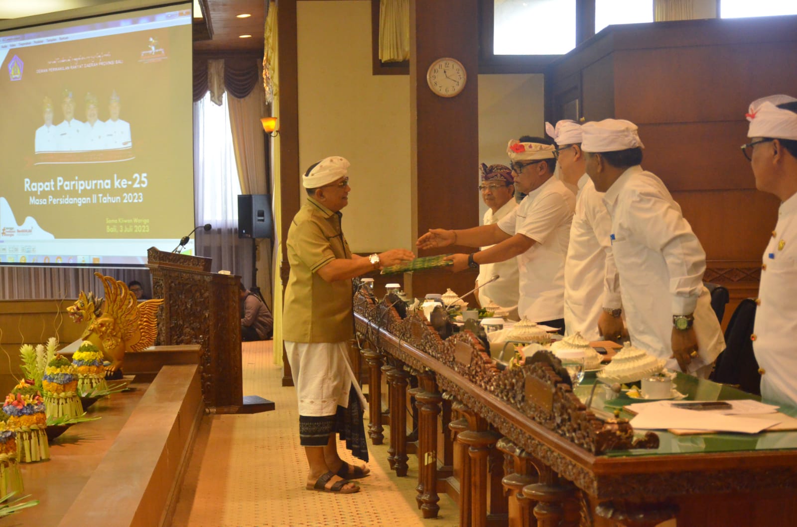 KUSUMA Putra (kiri) menyerahkan Raperda Pertanggungjawaban APBD 2022 kepada Adi Wiryatama. Foto: ist