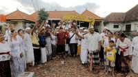 Krama Banjar Adat Pande berfoto bersama Bupati Suwirta