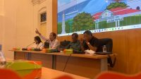 PANIRADYA Pati Keistimewaan Yogyakarta, Aris Eko Nugroho (dua kiri); didampingi Kabag Pelayanan dan Umum, Ariyanti Luhur Tri Setyarini (kiri) menjelaskan keistimewaan Yogyakarta. Sekretaris DPRD Bali, I Gede Indra Dewa Putra (dua kanan) menyimak pemaparan itu. Foto: hen PANIRADYA Pati Keistimewaan Yogyakarta, Aris Eko Nugroho (dua kiri); didampingi Kabag Pelayanan dan Umum, Ariyanti Luhur Tri Setyarini (kiri) menjelaskan keistimewaan Yogyakarta. Sekretaris DPRD Bali, I Gede Indra Dewa Putra (dua kanan) menyimak pemaparan itu. Foto: hen