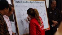 SALAH satu perwakilan partai politik membubuhkan tanda tangan di papa Deklarasi Data Berkualitas Pemilu Berintegritas yang dilangsungkan KPU Badung, Selasa (18/7/2023). Foto: ist SALAH satu perwakilan partai politik membubuhkan tanda tangan di papa Deklarasi Data Berkualitas Pemilu Berintegritas yang dilangsungkan KPU Badung, Selasa (18/7/2023). Foto: ist