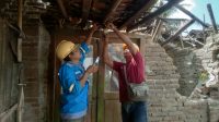 JAJARAN PLN tengah melakukan perbaikan listrik pada rumah warga yang terdampak gempa Bantul di Provinsi DIY. Foto: ist