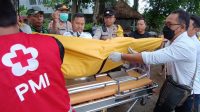 PETUGAS melakukan evakuasi jenazah Anak Agung Gede Arimanto (46) yang ditemukan di bekas Posko Damkar Gianyar, Jalan Raya Desa Sidan, Gianyar, Senin (3/7/2023). Foto: ist
