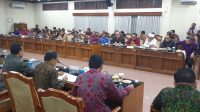 SUASANA rapat kerja antara DPRD Bali dan Gubernur Bali membahas Raperda Haluan Pembangunan Masa Depan Bali, 100 Tahun Bali Era Baru, Minggu (2/7/2023) malam. hen