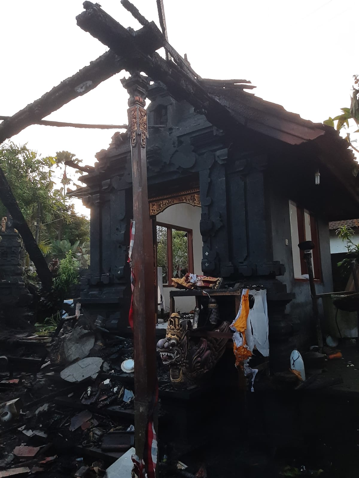SALAH satu palinggih Merajan Griya Bhujangga Waisnawa Merta Bhuana Sumiamurti di Banjar Sindu, Desa Sayan yang terbakar. Foto: ist