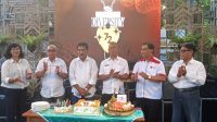 PUNCAK Spensa Festival dan HUT ke-72 SMPN 1 Denpasar ditandai dengan pemotongan kue oleh Kepala SMPN 1 Denpasar, I Wayan Murah, Minggu (23/7/2023). Foto: tra PUNCAK Spensa Festival dan HUT ke-72 SMPN 1 Denpasar ditandai dengan pemotongan kue oleh Kepala SMPN 1 Denpasar, I Wayan Murah, Minggu (23/7/2023). Foto: tra