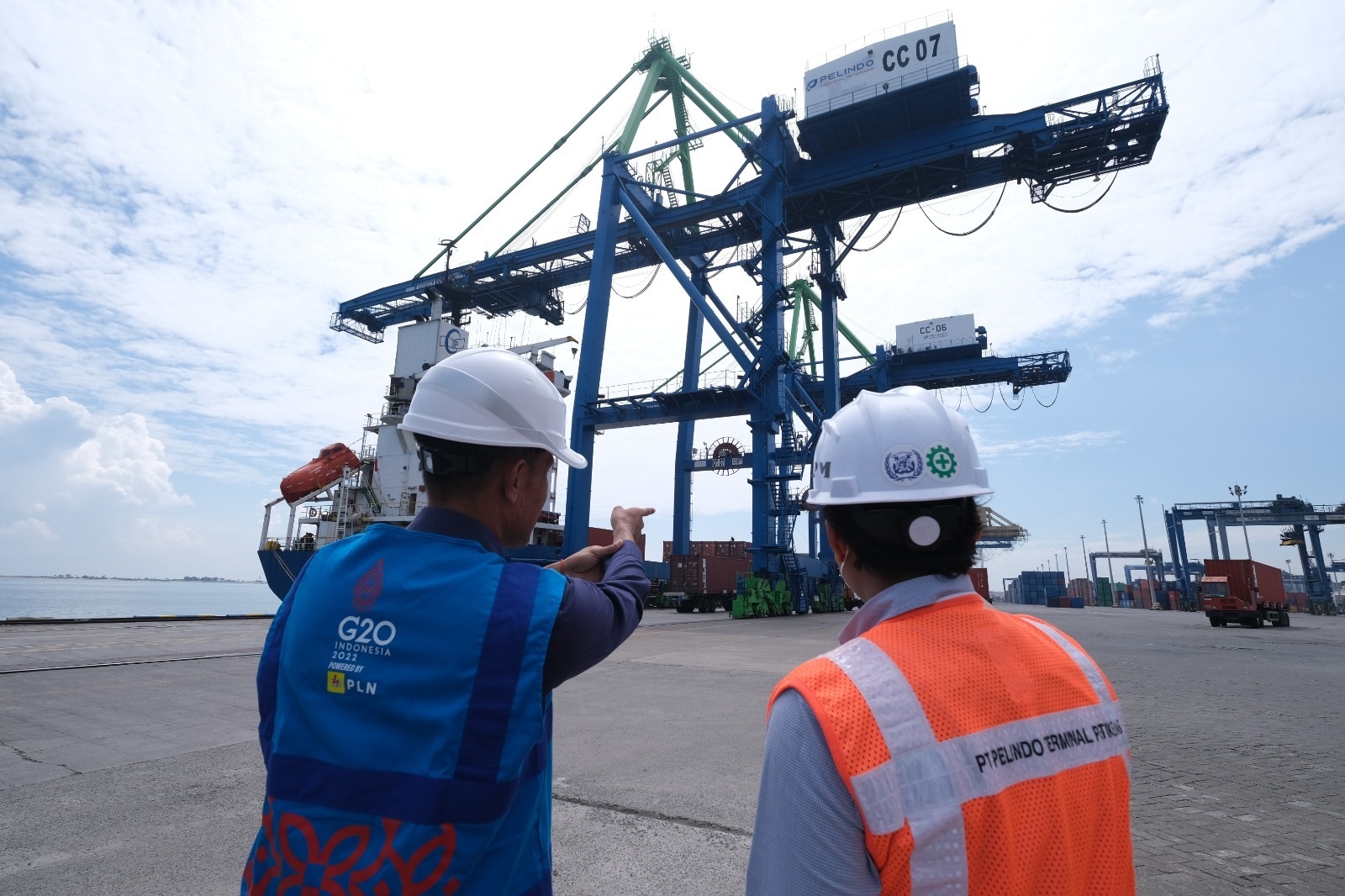 PETUGAS PLN dan pegawai Pelindo Terminal Petikemas New Makassar melakukan inspeksi saat aktivitas bongkar muat petikemas. Foto: ist