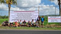SEJUMLAH warga Banjar Dinas Gulingan, Desa Antosari, Kecamatan Selbar, Tabanan, memasang spanduk mempertanyakan kejelasan tentang kelanjutan proyek Jalan Tol Gilimanuk-Mengwi, Rabu (19/7/2023). Foto: ist SEJUMLAH warga Banjar Dinas Gulingan, Desa Antosari, Kecamatan Selbar, Tabanan, memasang spanduk mempertanyakan kejelasan tentang kelanjutan proyek Jalan Tol Gilimanuk-Mengwi, Rabu (19/7/2023). Foto: ist