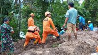TIM Gabungan dari Basarnas, TNI/Polri dan warga setempat berupaya mengevakuasi korban tertimbun longsor di wilayah Desa Ngis Kaler, Tribuana, Karangasem. Foto: ist TIM Gabungan dari Basarnas, TNI/Polri dan warga setempat berupaya mengevakuasi korban tertimbun longsor di wilayah Desa Ngis Kaler, Tribuana, Karangasem. Foto: ist