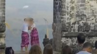 tangkapan-layar-video-sepasang-bule-viral-di-media-sosial-lantaran-ciuman-mesra-saat-berfoto-di-candi-bentar-pura-lempuyang-ka_169