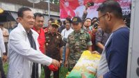 BUPATI Karangasem, I Gede Dana (kiri) cek operasi pasar di Pasar Pagi Subagan, Jalan Gunung Agung Amlapura, beberapa waktu lalu. Kini, harga beras di Karangasem mulai mengalami kenaikan sejak dua minggu terakhir. Foto: ist BUPATI Karangasem, I Gede Dana (kiri) cek operasi pasar di Pasar Pagi Subagan, Jalan Gunung Agung Amlapura, beberapa waktu lalu. Kini, harga beras di Karangasem mulai mengalami kenaikan sejak dua minggu terakhir. Foto: ist