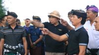 BUPATI Tamba saat meninjau langsung lokasi melasti yang tergerus abrasi. Foto: ist BUPATI Tamba saat meninjau langsung lokasi melasti yang tergerus abrasi. Foto: ist