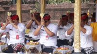 SANJAYA beserta jajaran di lingkungan Pemkab Tabanan melaksanakan persembahyangan di Pura Luhur Muncaksari, Desa Sangketan, Penebel, Tabanan, Kamis (24/8/2023). Foto: ist SANJAYA beserta jajaran di lingkungan Pemkab Tabanan melaksanakan persembahyangan di Pura Luhur Muncaksari, Desa Sangketan, Penebel, Tabanan, Kamis (24/8/2023). Foto: ist