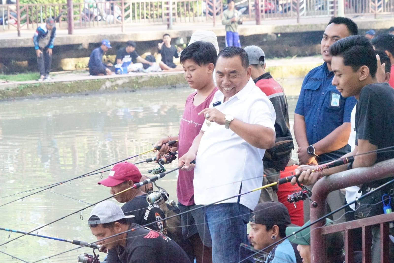 BUPATI Tamba saat melepaskan ikan dan ikut mancing dalam lomba mancing di GKBK, Jembrana, Rabu (23/8/2023). Foto: ist